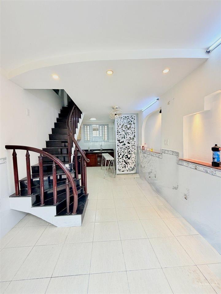 Nhà hẻm ô tô đậu cửa. kế lê thị riêng. 4 tầng. 5 tỷ 5.