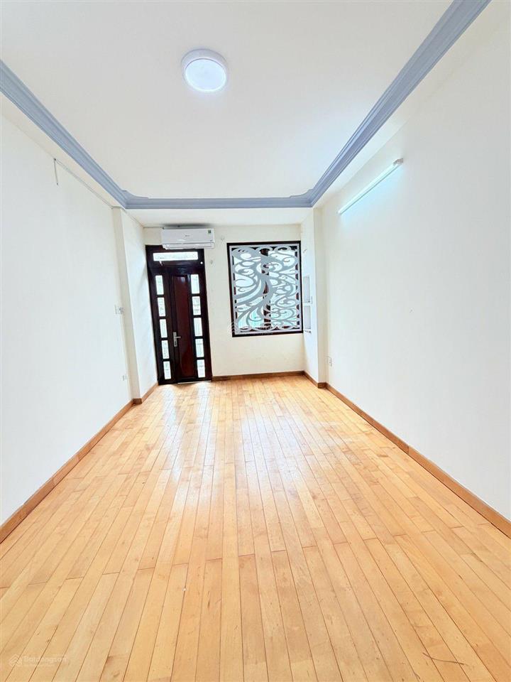 Nhà hẻm ô tô đậu cửa. kế lê thị riêng. 4 tầng. 5 tỷ 5.