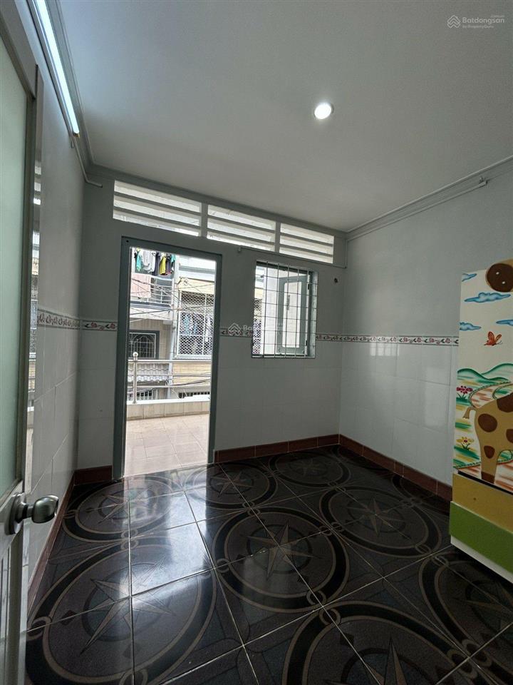 Sát quận 10. hẻm ô tô đổ cửa. nhà mới ở ngay. 4 phòng ngủ. 4 tỷ 55