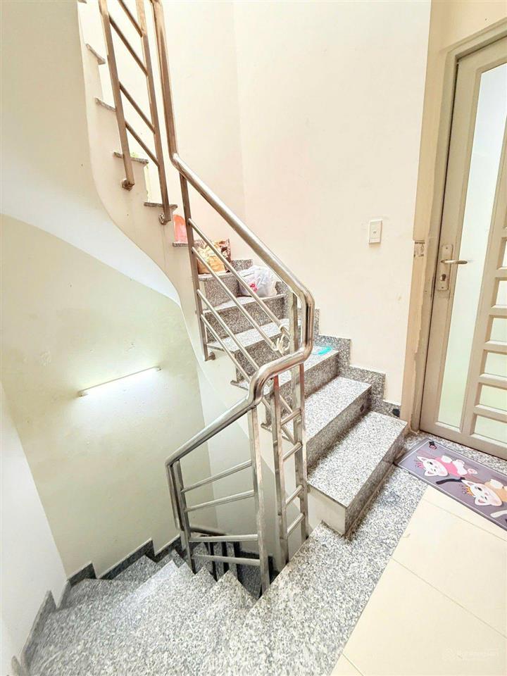 1 căn ra mặt tiền. quận 10.hẻm ô tô đổ cửa. 8 phòng full. 40tr/tháng. 8 tỷ 9.