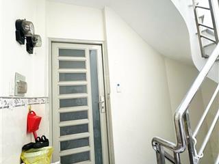 1 căn ra mặt tiền. quận 10.hẻm ô tô đổ cửa. 8 phòng full. 40tr/tháng. 8 tỷ 9.