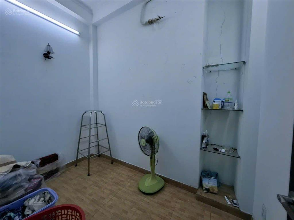Sát quận 10. sát hẻm ô tô. 4 tầng bê tông cốt thép. 5 phòng ngủ. 5 tỷ 5