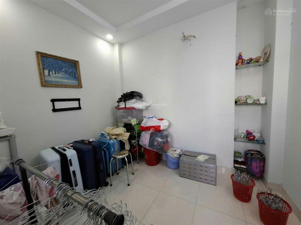 Sát quận 10. sát hẻm ô tô. 4 tầng bê tông cốt thép. 5 phòng ngủ. 5 tỷ 5