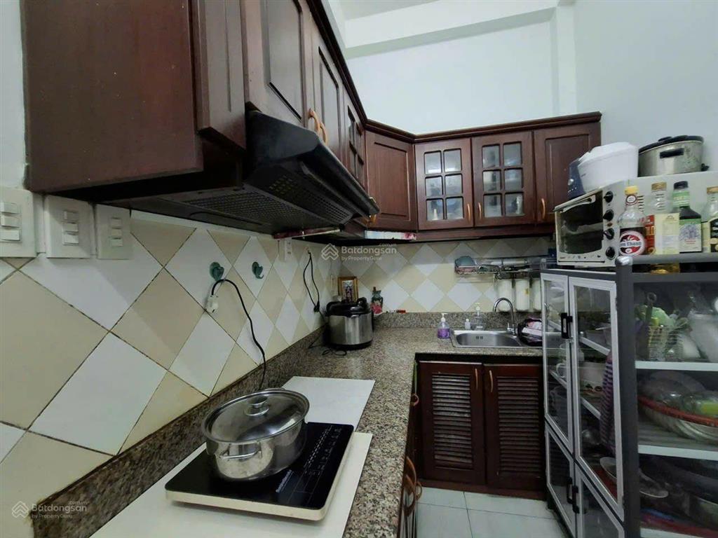 Sát quận 10. sát hẻm ô tô. 4 tầng bê tông cốt thép. 5 phòng ngủ. 5 tỷ 5
