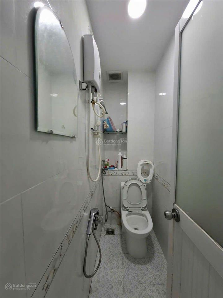 Sát quận 10. sát hẻm ô tô. 4 tầng bê tông cốt thép. 5 phòng ngủ. 5 tỷ 5