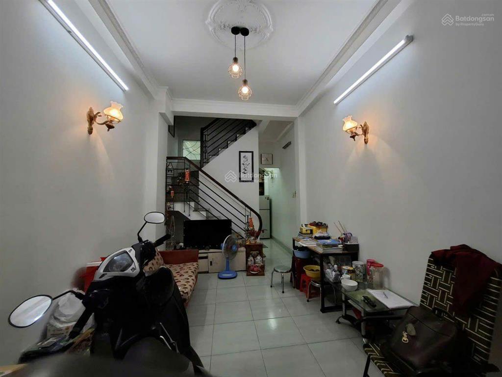 Sát quận 10. sát hẻm ô tô. 4 tầng bê tông cốt thép. 5 phòng ngủ. 5 tỷ 5