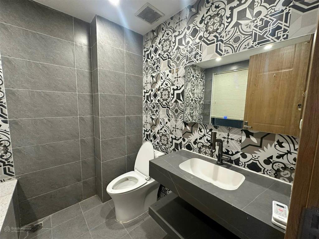 Cho thuê shophouse xây đẹp 5t, có thang máy. giá 25 triệu/ tháng