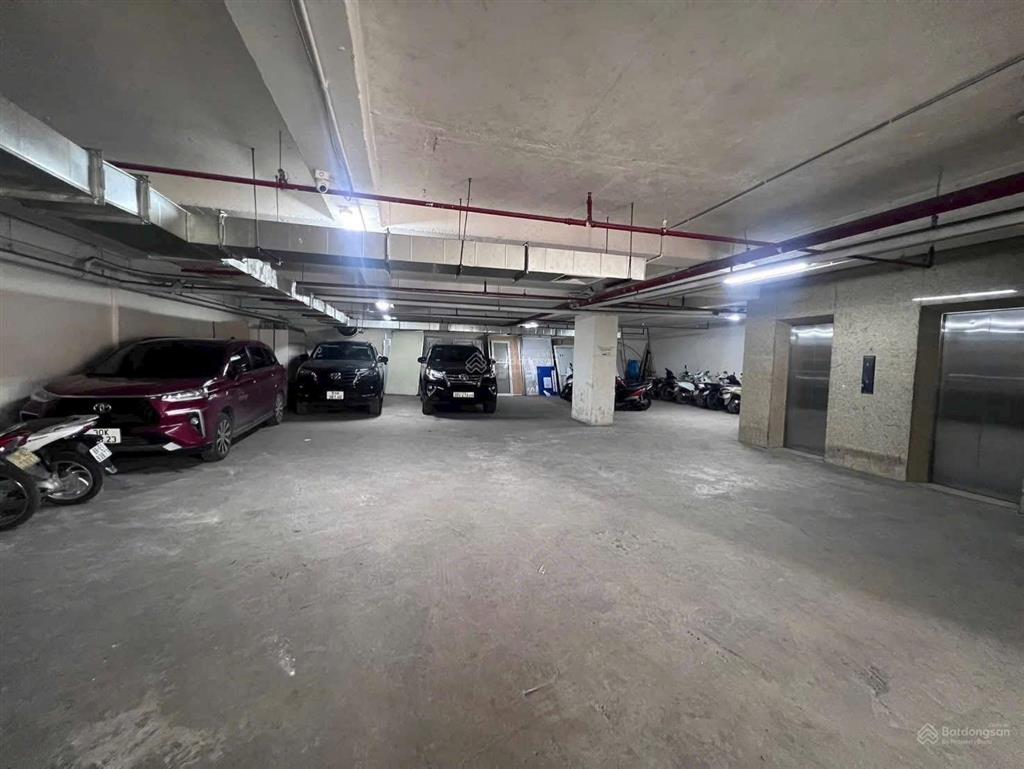 Toà văn phòng mặt phố phạm văn đồng, cầu giấy  vỉa hè thênh thang.
* 300 m2  8 tầng  145 tỷ.