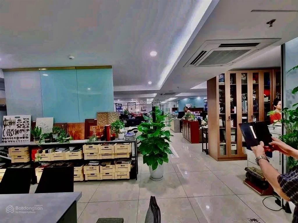 Toà văn phòng mặt phố phạm văn đồng, cầu giấy  vỉa hè thênh thang.
* 300 m2  8 tầng  145 tỷ.