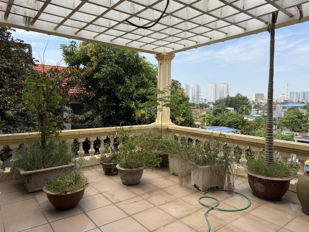 Chính chủ bán biệt thự thiết kế cao cấp view hồ 160 m²  lô góc  hiếm có  phường gia viên.