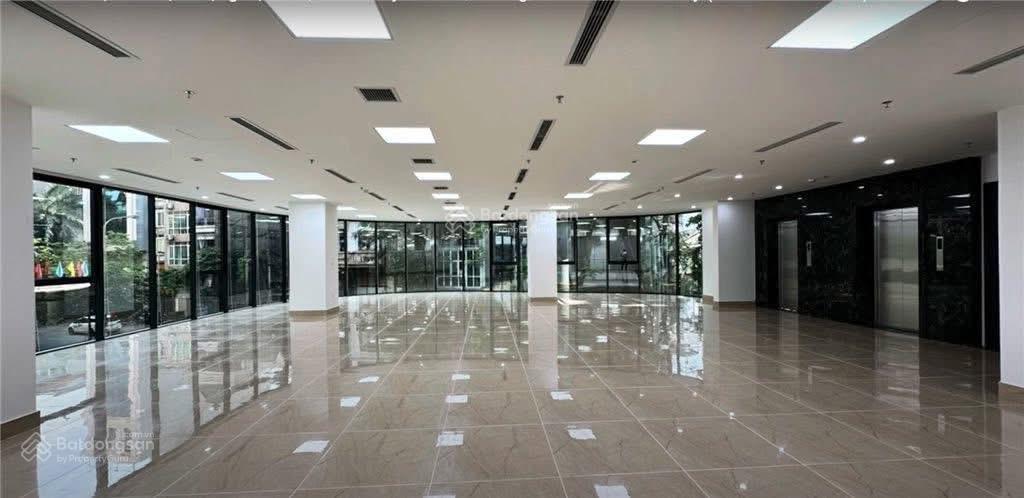 Tòa nhà mặt phố trung tâm quận cầu giấy, tây hồ, từ liêm...
* 300 m2  16,8 m mặt tiền  8 tầng.