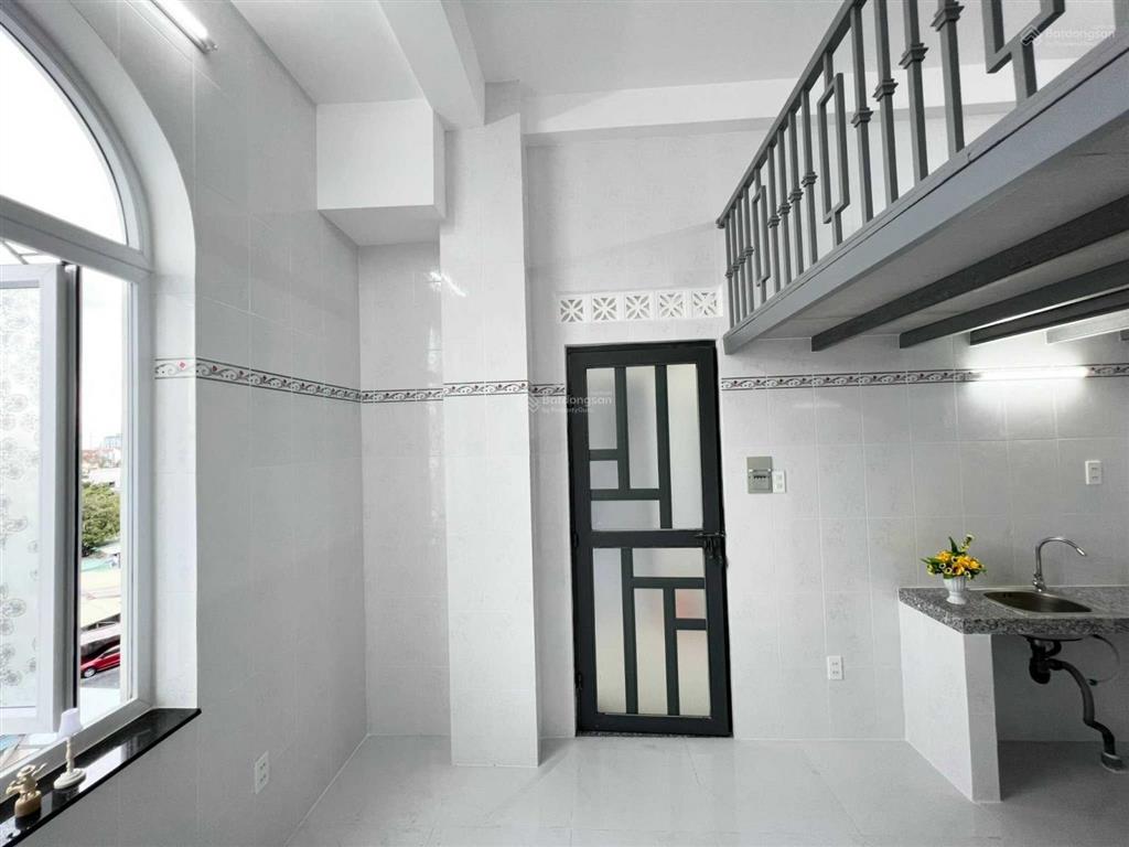 Cho thuê phòng trọ sinh viên  gác cao  thoáng mát  nhà xe, thang máy rộng rãi.