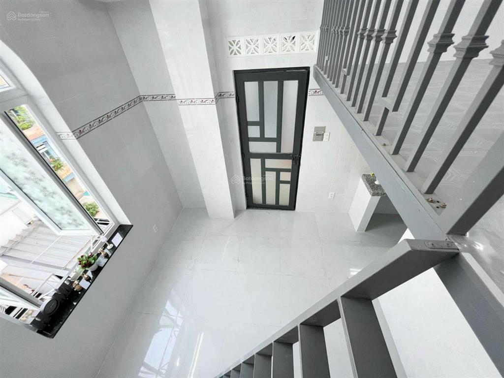 Cho thuê phòng trọ sinh viên  gác cao  thoáng mát  nhà xe, thang máy rộng rãi.