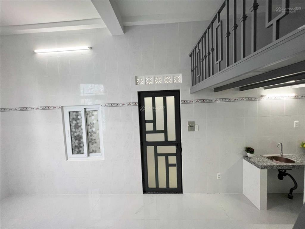 Cho thuê phòng trọ sinh viên  gác cao  thoáng mát  nhà xe, thang máy rộng rãi.