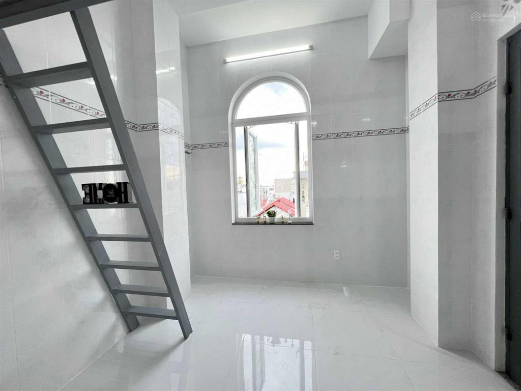 Cho thuê phòng trọ sinh viên  gác cao  thoáng mát  nhà xe, thang máy rộng rãi.