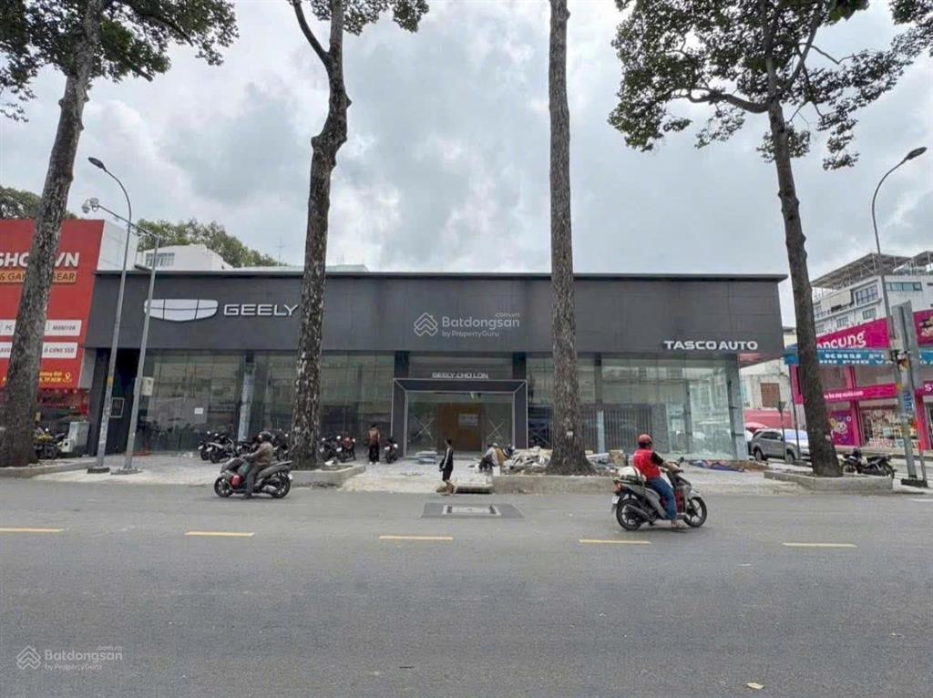 Bán nhà siêu khan hiếm mặt tiền nguyễn chí thanh  dt 18 x 40m  2 tầng  giá bán 100 tỷ tl