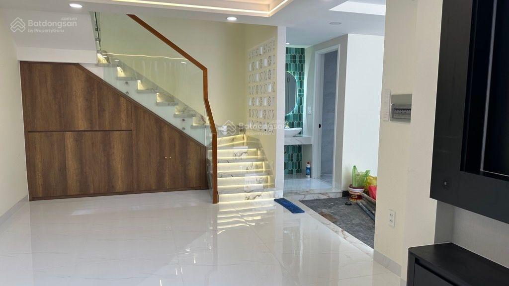 Ngay ga metro bình thái, ô tô đậu trong nhà, nhà đẹp giá 8.2 tỷ còn tl