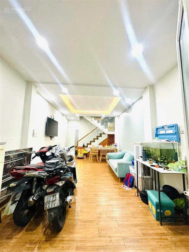 Gần chợ bà chiểu  56m2  3 tầng có sân thượng  vài bước ra mặt tiền  lê văn duyệt, bình thạnh