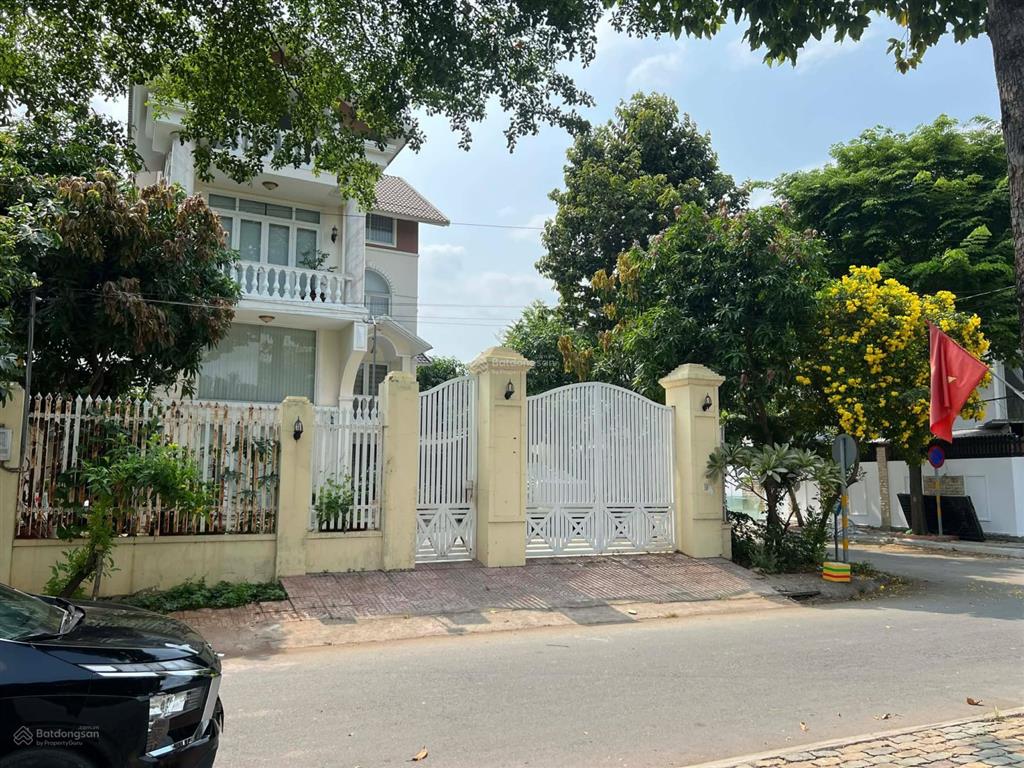 Ngộp nặng! biệt thự 368m2 góc 2 mặt tiền, đối diện công viên chỉ 31 tỷ