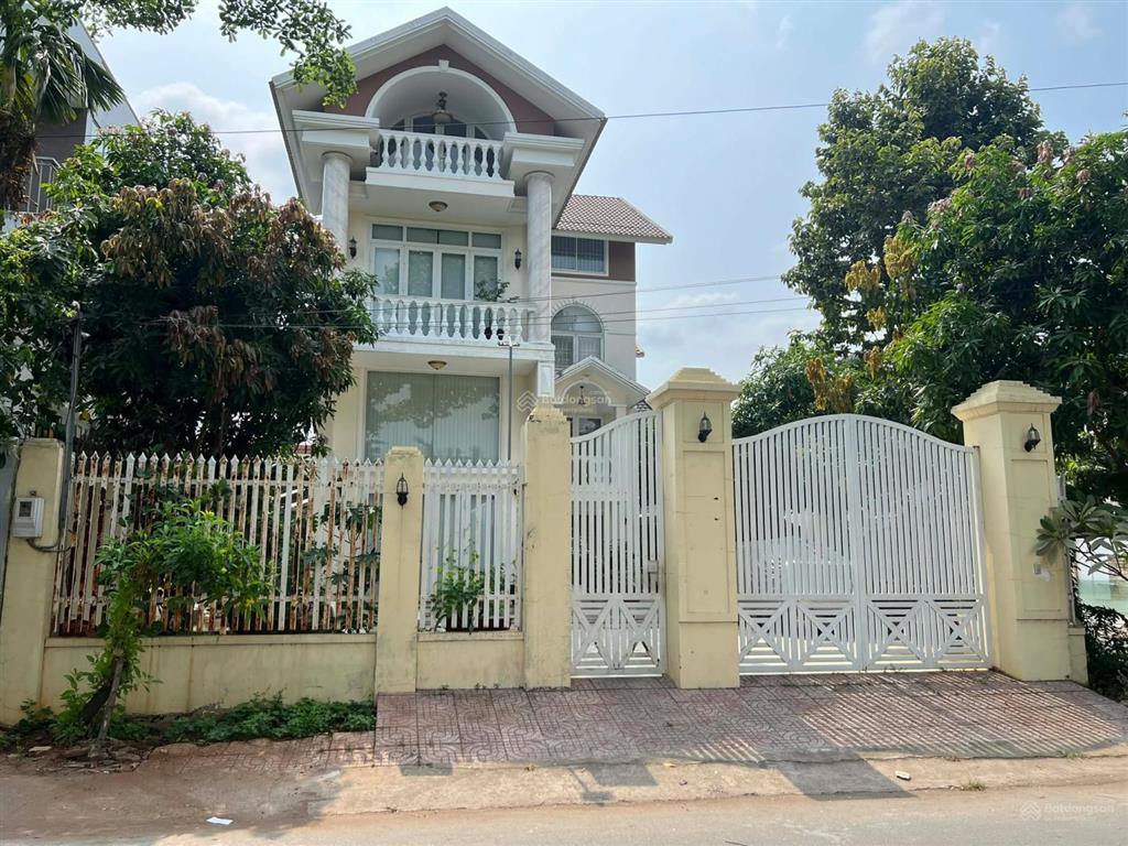 Ngộp nặng! biệt thự 368m2 góc 2 mặt tiền, đối diện công viên chỉ 31 tỷ