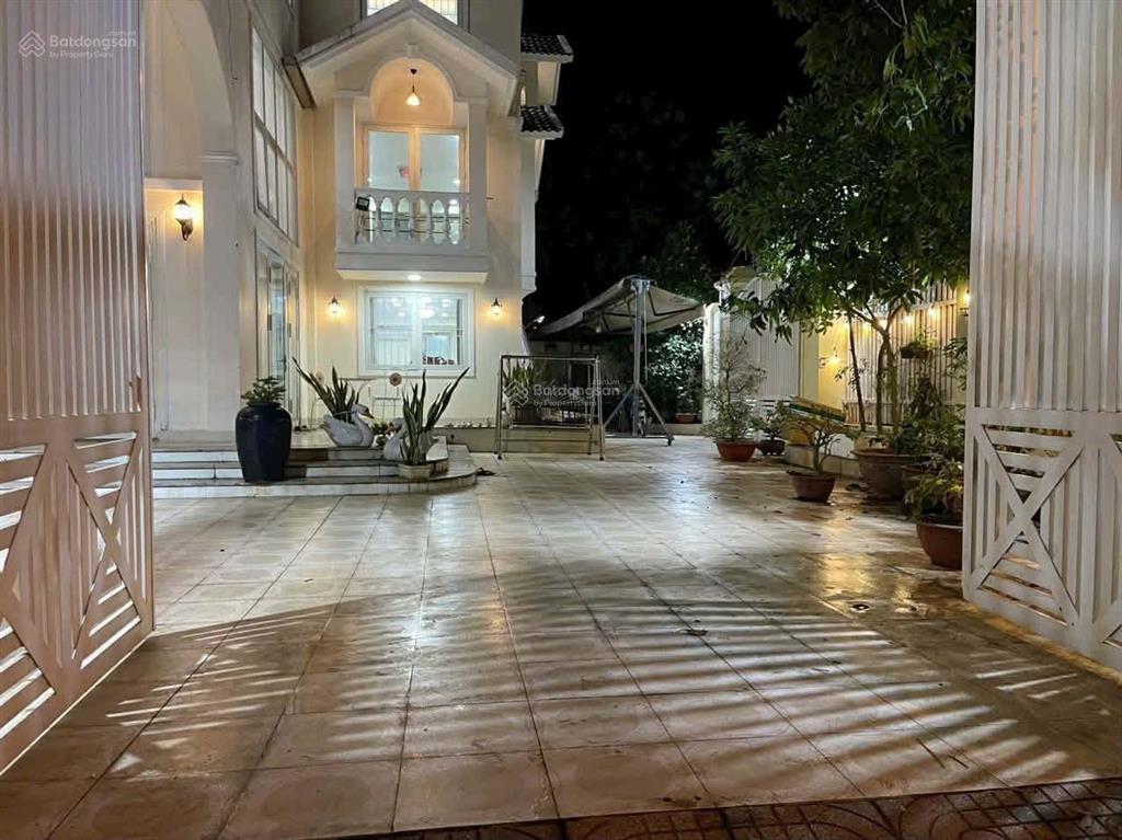 Ngộp nặng! biệt thự 368m2 góc 2 mặt tiền, đối diện công viên chỉ 31 tỷ