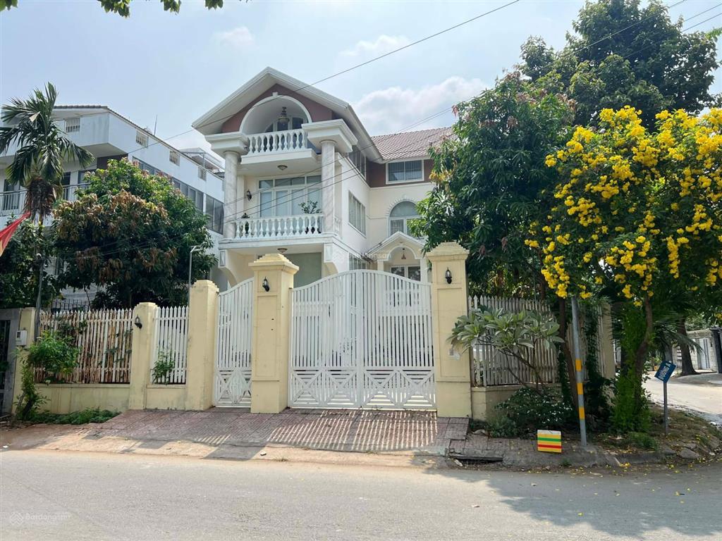 Ngộp nặng! biệt thự 368m2 góc 2 mặt tiền, đối diện công viên chỉ 31 tỷ
