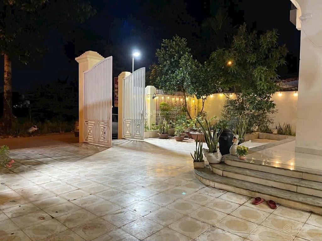 Ngộp nặng! biệt thự 368m2 góc 2 mặt tiền, đối diện công viên chỉ 31 tỷ