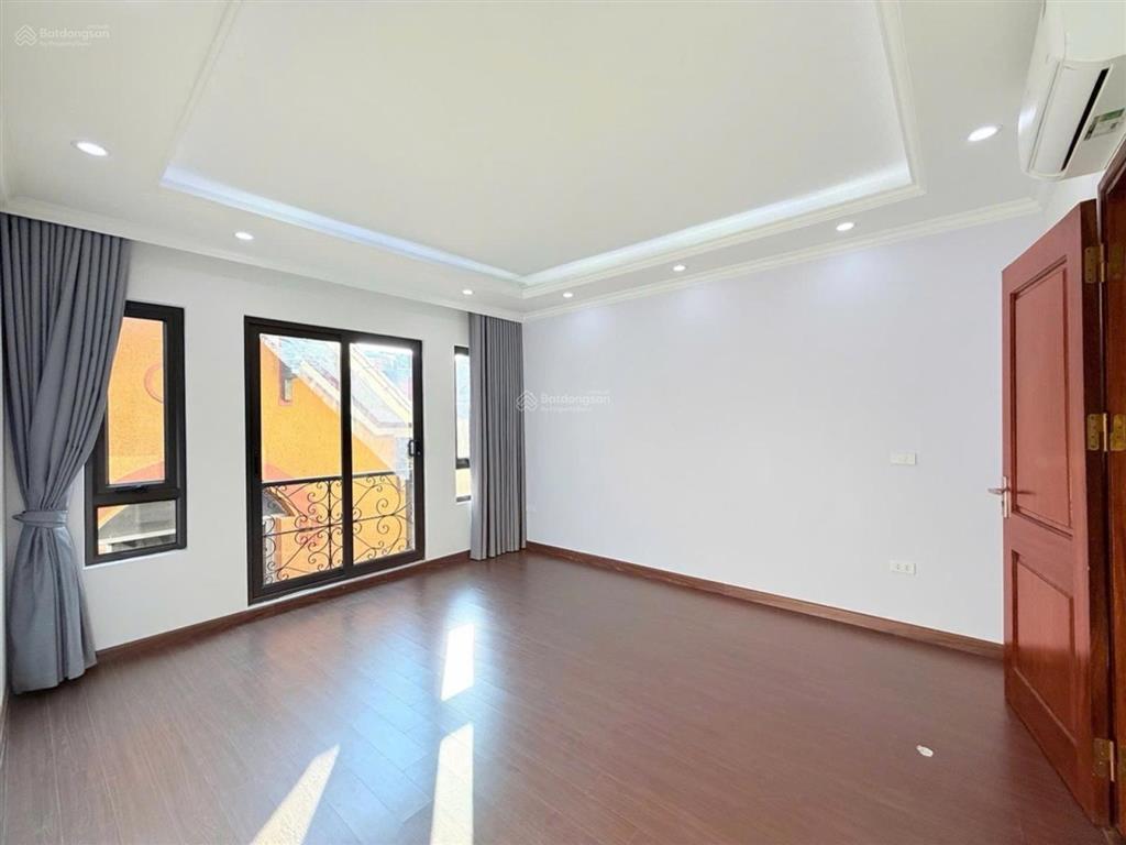 Bán nhà phố lạc long quân, tây hồ 30m² x 6 tầng, nhà mới đẹp, cách ô tô 1 nhà, full nội thất, 9.9tỷ
