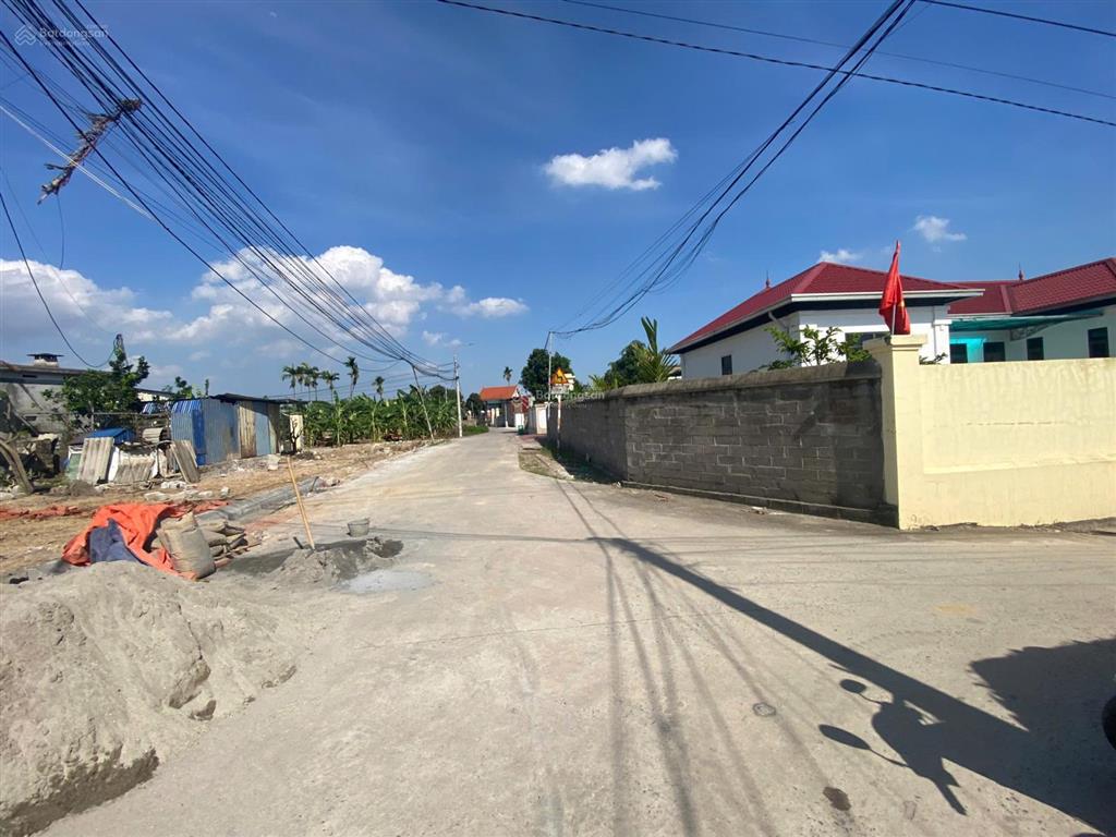Hơn trăm mét, đường thông, ô tô tránh nhau, sau lưng trường học tại phù ninh  thủy nguyên