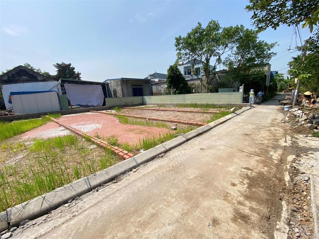 Vài trăm triệu thôi, 20m ra đường liên phường, giáp đường tỉnh lộ 352, đi bộ đến