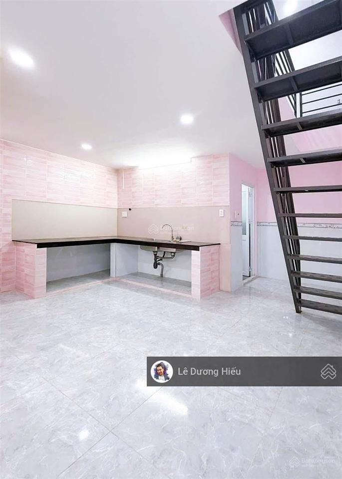 Nhà 2 tầng. diện tích 40m2. ngang 4,1m (vuông vắn). hẻm 3m. sổ hoàn công đủ. chỉ 2,5km tới quận 1