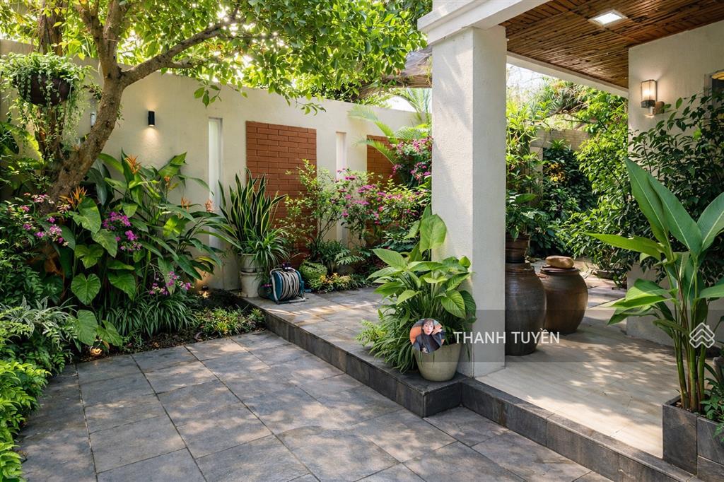 Biệt thự sân vườn hàng xóm ngoại giao đoàn 300m2  mt 12m lô góc 3 thoáng hơn, 56,25tỷ