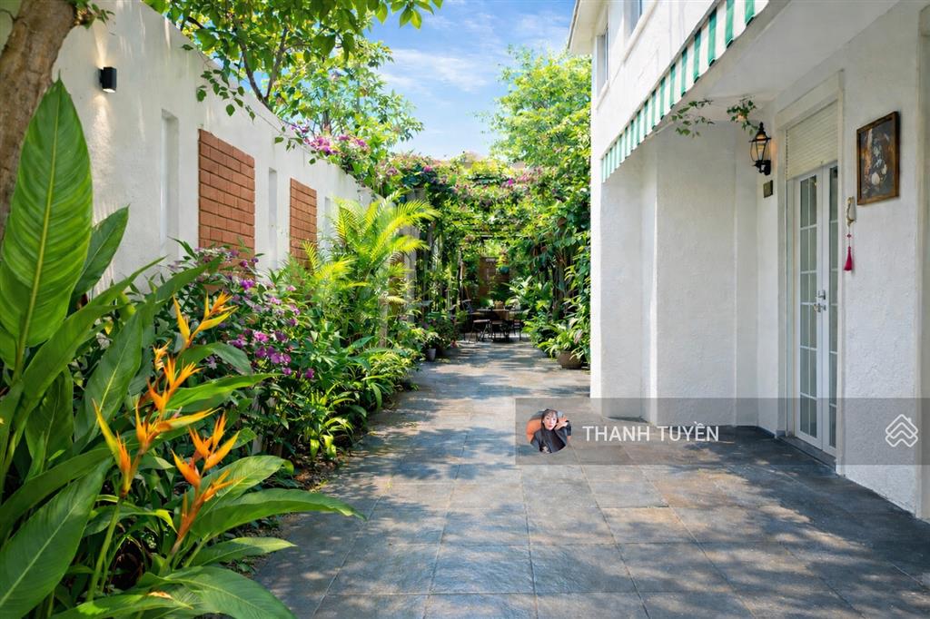 Biệt thự sân vườn hàng xóm ngoại giao đoàn 300m2  mt 12m lô góc 3 thoáng hơn, 56,25tỷ