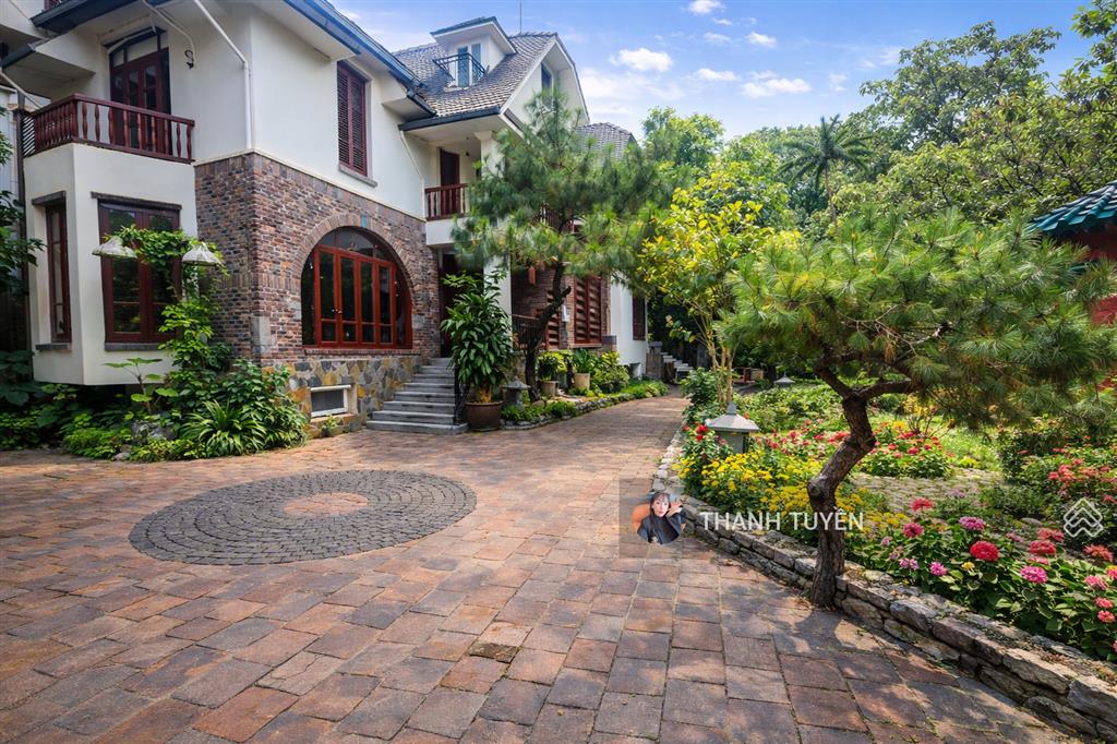 Biệt phủ 2000m2, chỉ 8x tỷ
quan tâm e tư vấn thêm ạ