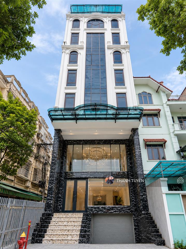 Hàng xóm royal city  tòa nhà 1 hầm  9 nổi thông sàn  lô góc 3 thoáng 150m2  mt 8m
