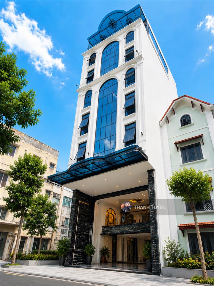 Hàng xóm royal city  tòa nhà 1 hầm  9 nổi thông sàn  lô góc 3 thoáng 150m2  mt 8m