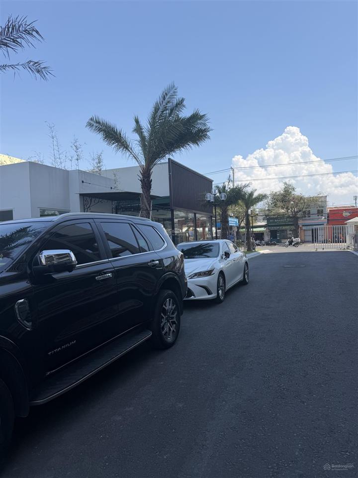 Chủ cần tiền bán gấp lô nhà phố thương mại cách biển 800m đối diện chung cư  sử dụng lâu dài
