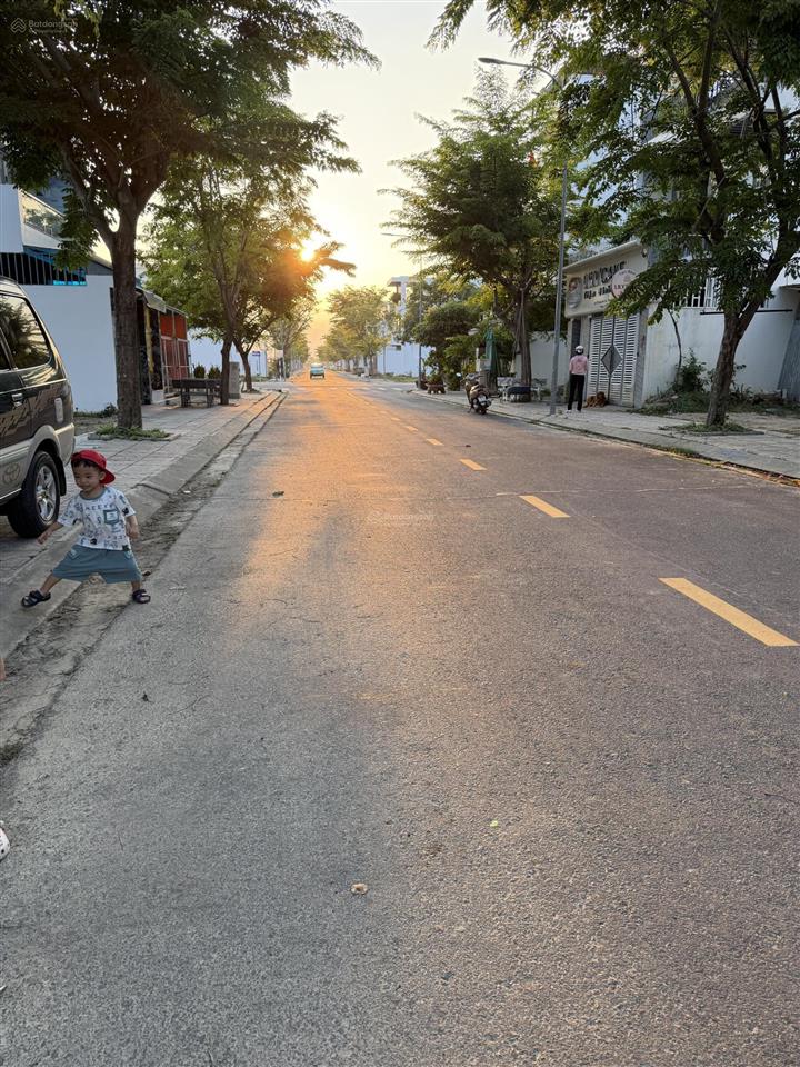 Chị chủ sài gòn cần tiền bán gấp lô đất sạch đẹp giáp sông thuộc kdt nam sông cái  0946 712 ***