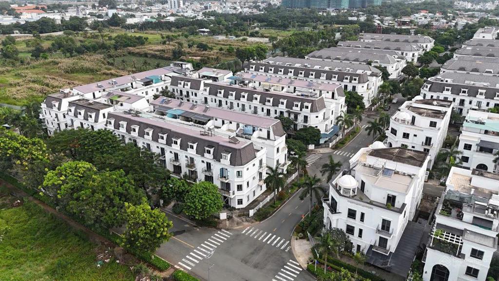 Bán biệt thự góc 2 mặt tiền 12 tỷ 2 kdc sim city thủ đức 9x18 đông nam
