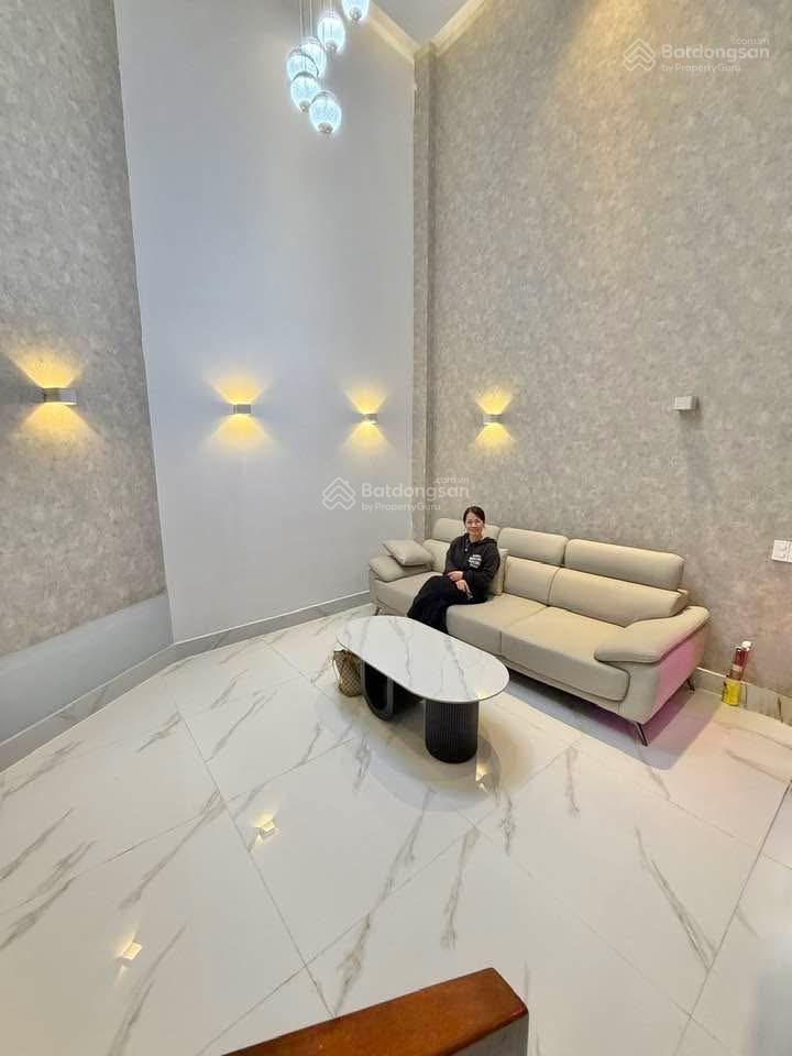Gò vấp xe hơi ngủ nhà đẹp 5 tầng  10m ra đường bờ sông đang làm  giá trị sẽ tăng chóng mặt