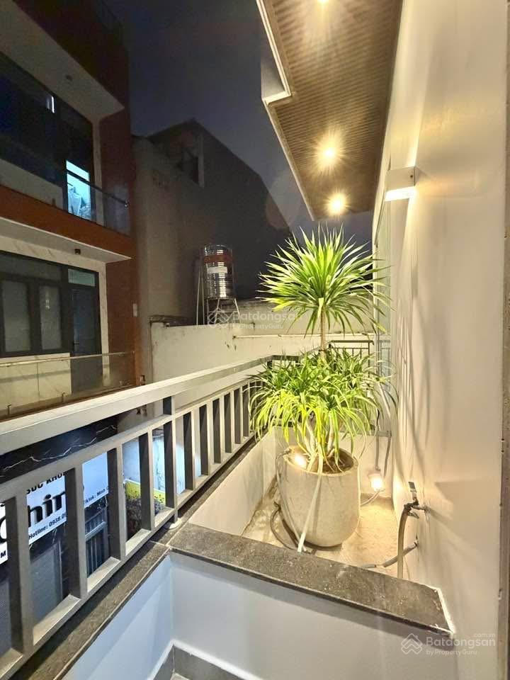 Gò vấp xe hơi ngủ nhà đẹp 5 tầng  10m ra đường bờ sông đang làm  giá trị sẽ tăng chóng mặt