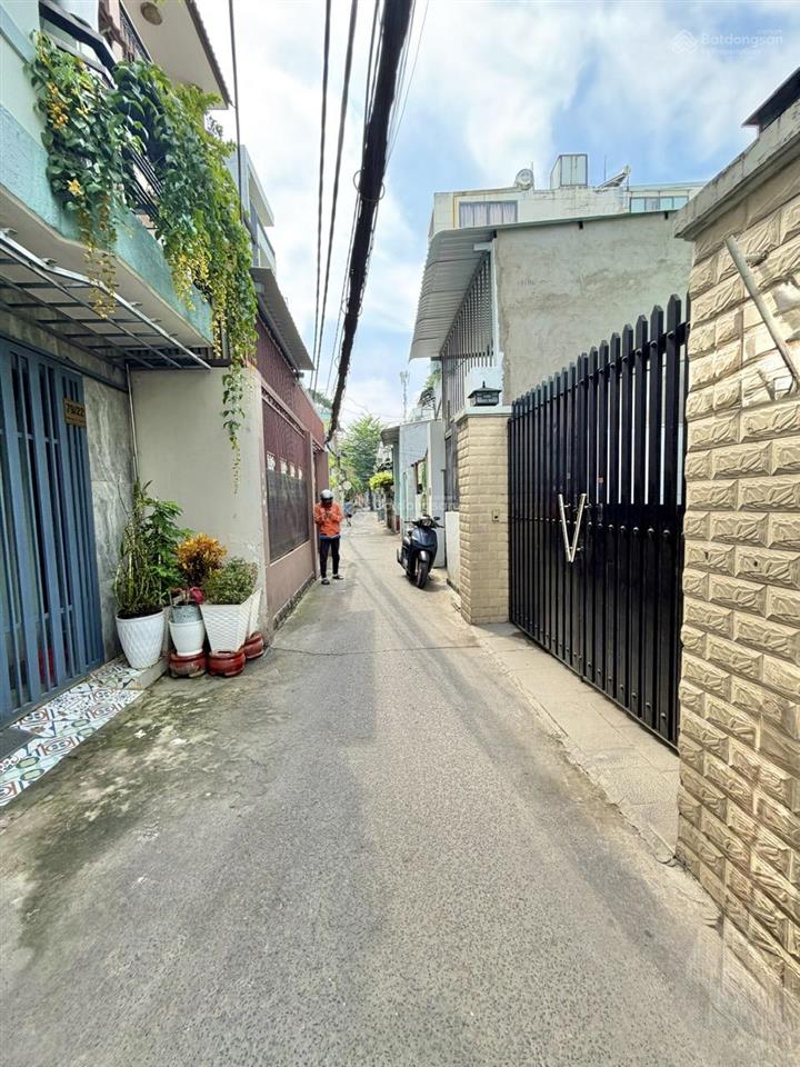 * bình thạnh nhà đẹp, hiếm  3 tầng lầu  hẻm xe hơi 1 căn  full nội thất  2pn 2wc  chỉ 2,1