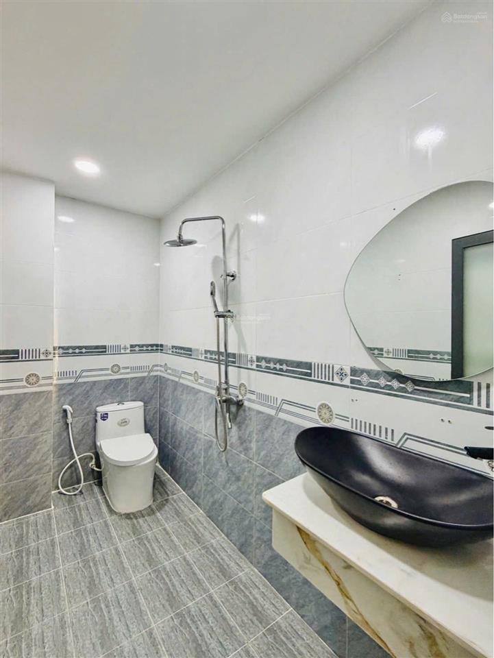 Nhỉnh 6 tỷ tl, dt 65m2, btct 1 trệt, 1 lầu, pk, p. thờ, 3pn (có pn trệt), 2wc, xe hơi đậu cửa