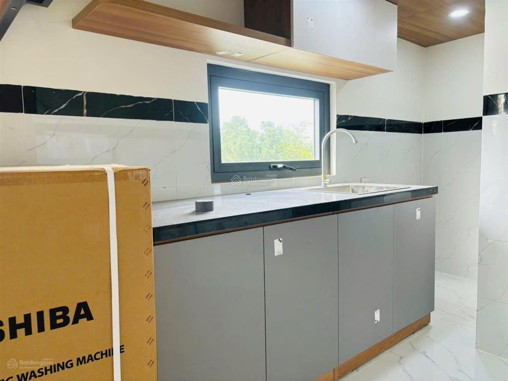 Cho thuê phòng full nt cao cấp  có ban công, thang máy nằm ngay khu đô thị vạn phúc