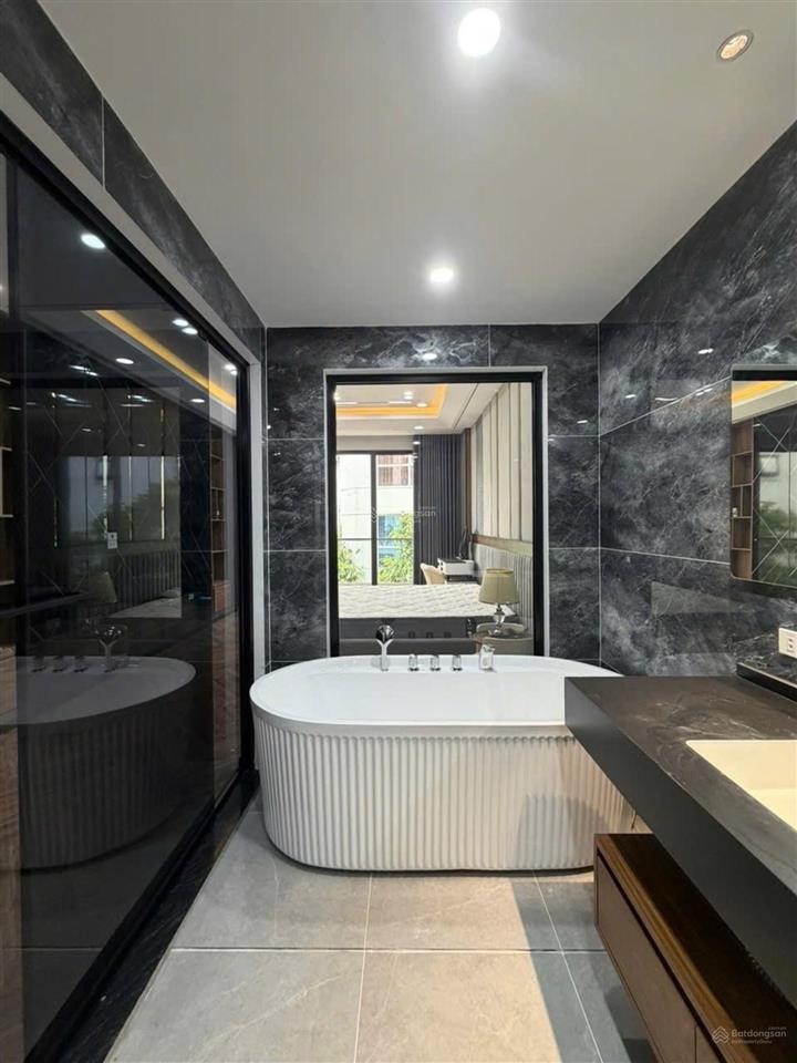 Bán nhà lâm hạ long biên, 8 tầng thang máy, gara ô tô, view vườn hoa, 0975 585 ***