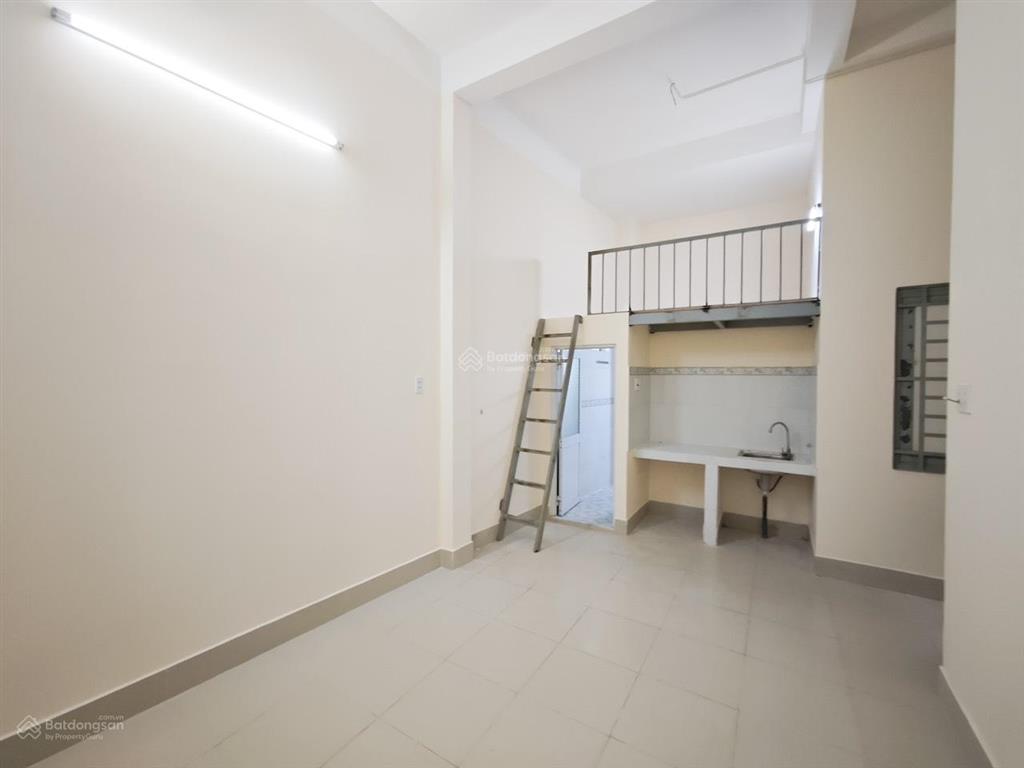 Phòng rộng ở được 4 người, gác cao, máy giặt chung ngay spkt2, bưu chính viễn thông