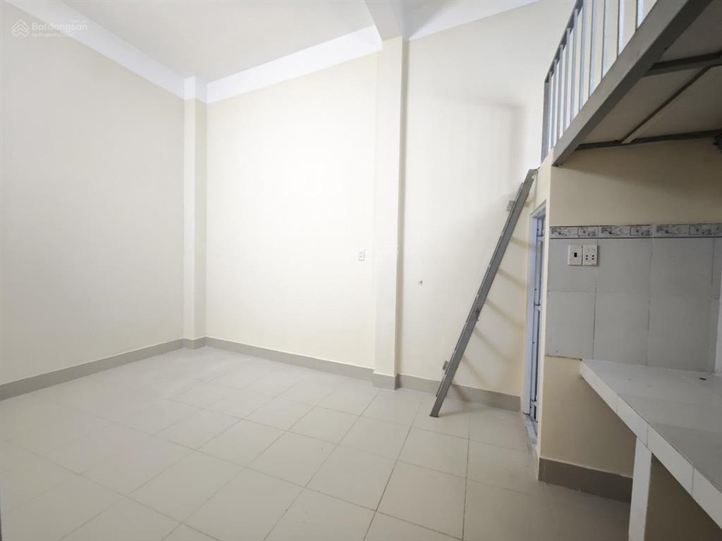 Phòng rộng ở được 4 người, gác cao, máy giặt chung ngay spkt2, bưu chính viễn thông