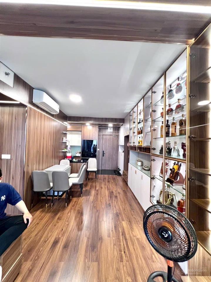 Bán căn hộ akari võ văn kiệt 95m2 gồm 3pn, 2wc, tầng cao giá 2,6 tỷ.