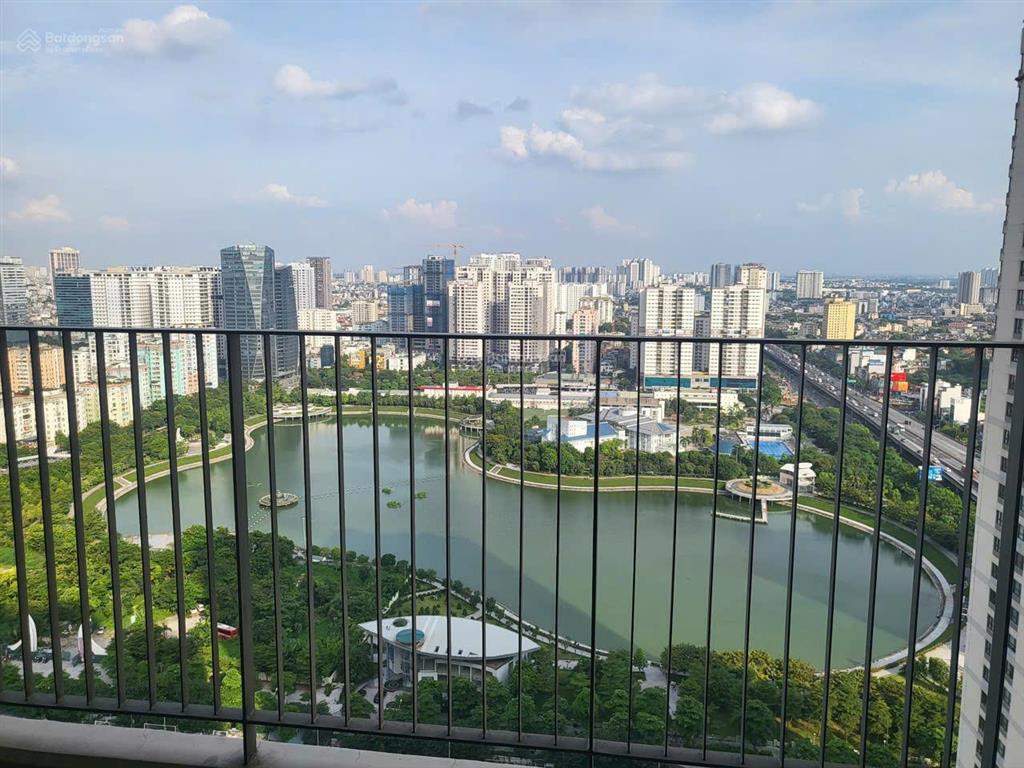 Căn góc 3 phòng ngủ, c6, d'capitale, ban công phòng khách, view trọn hồ cảnh quan đẹp, xanh mát