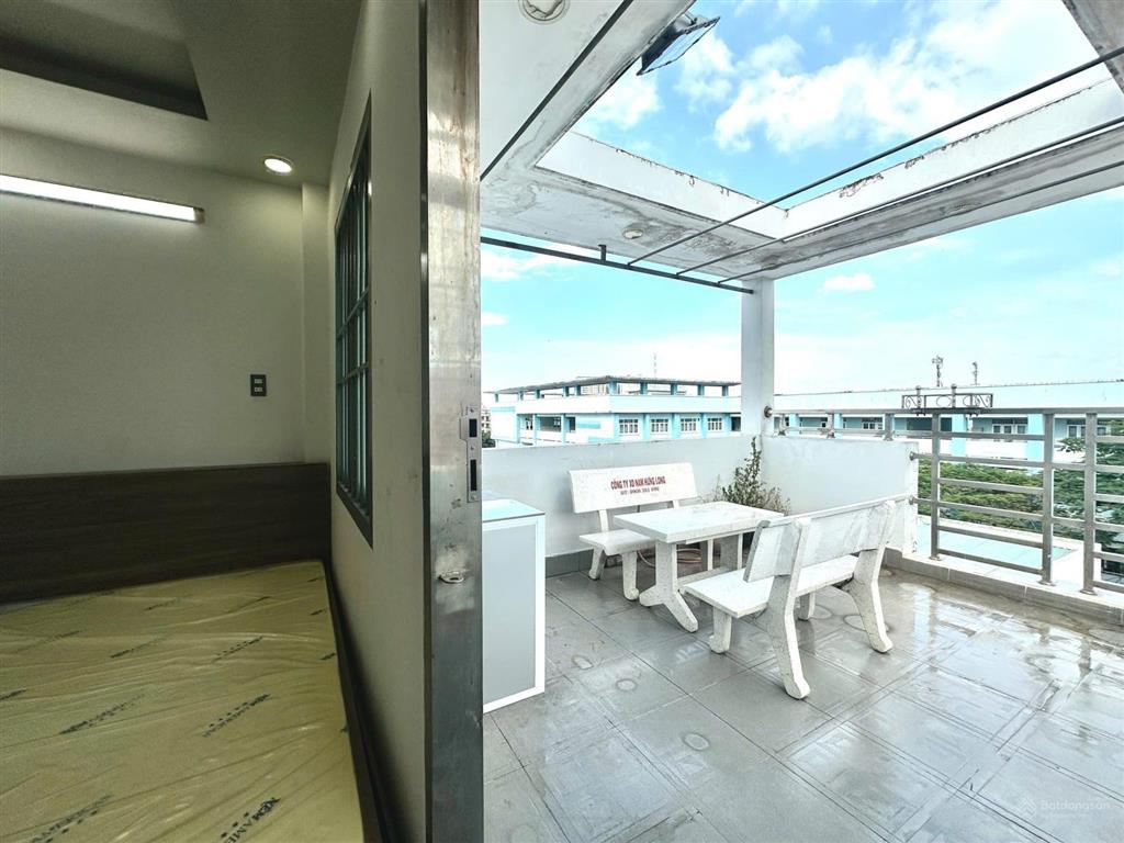 Ban công sân thượng tách bếp full nội thất mới ken thoang mát